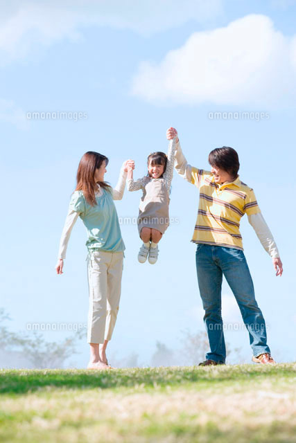 公園で遊ぶ家族 の写真素材 イラスト素材 アマナイメージズ