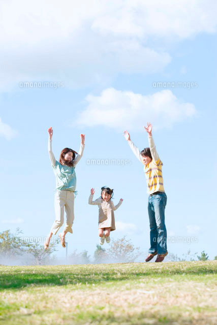 飛び跳ねる家族 の写真素材 イラスト素材 アマナイメージズ