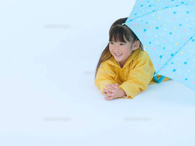 傘の後ろから顔を出す女の子 の写真素材 イラスト素材 アマナイメージズ