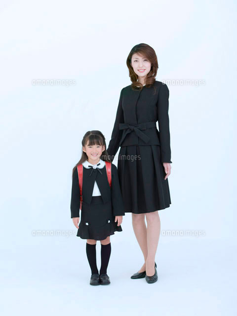 ランドセルを背負った女の子とスーツを着た母親 の写真素材 イラスト素材 アマナイメージズ