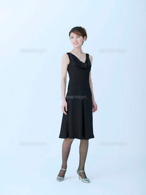 黒いドレスを着た女性 の写真素材 イラスト素材 アマナイメージズ