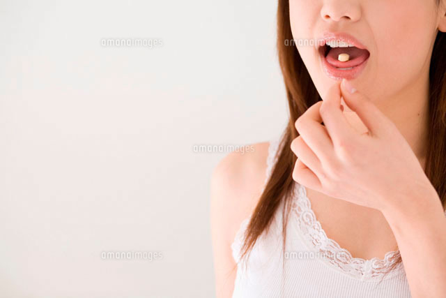 サプリメントを飲む女性 の写真素材 イラスト素材 アマナイメージズ