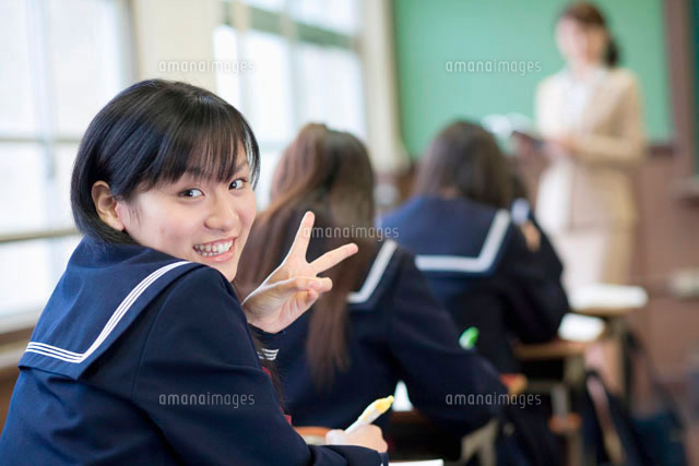 授業中に振り向きピースをする女子中学生 の写真素材 イラスト素材 アマナイメージズ 授業中に振り向きピースをする女子中学生 の写真素材 イラスト素材 アマナイメージズ