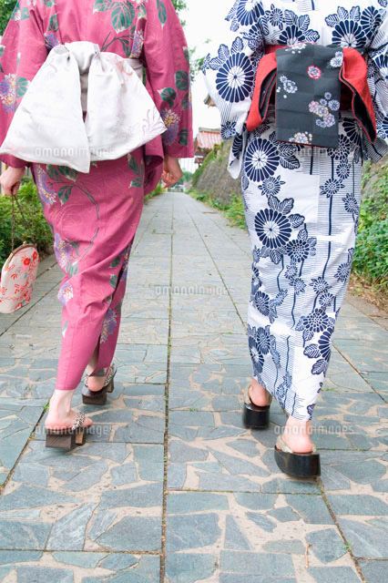 浴衣を着て歩く女性2人の後ろ姿 の写真素材 イラスト素材 アマナイメージズ