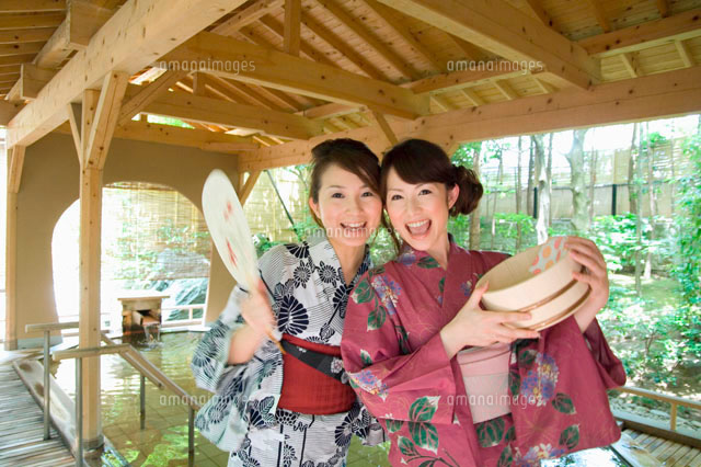 温泉と浴衣の女性2人 の写真素材 イラスト素材 アマナイメージズ