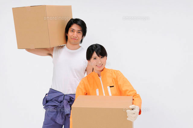 段ボール箱を持つ男性作業員と女性作業員 の写真素材 イラスト素材 アマナイメージズ 段ボール箱を持つ男性作業員と女性作業員 の写真素材 イラスト素材 アマナイメージズ