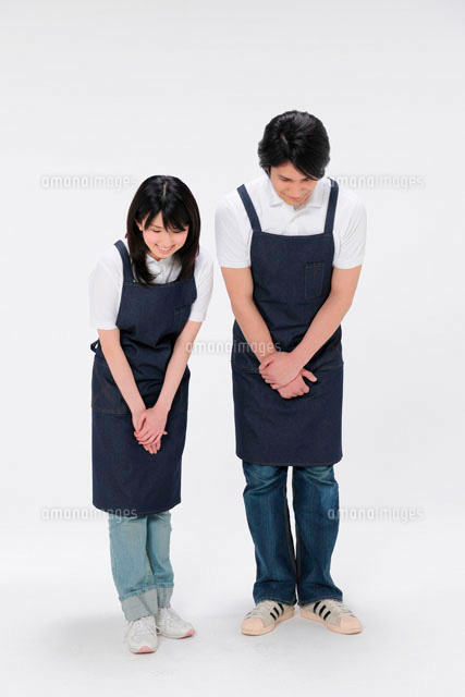 おじぎをする男性店員と女性店員 の写真素材 イラスト素材 アマナイメージズ