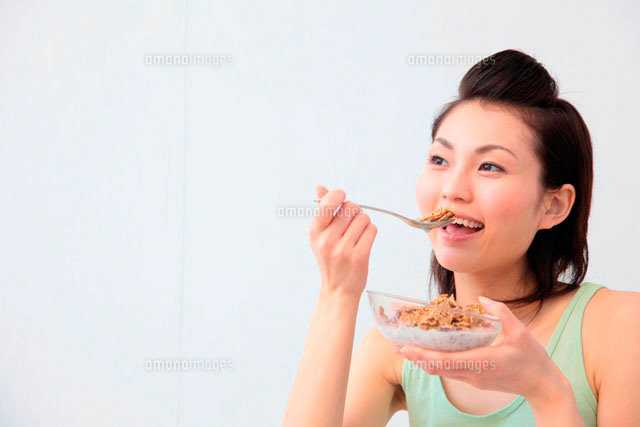 シリアルを食べる女性 の写真素材 イラスト素材 アマナイメージズ