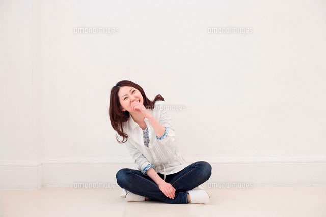 床にあぐらで座る女性 の写真素材 イラスト素材 アマナイメージズ