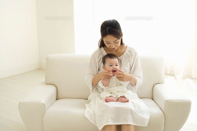 お母さんの膝の上の赤ちゃん の写真素材 イラスト素材 アマナイメージズ