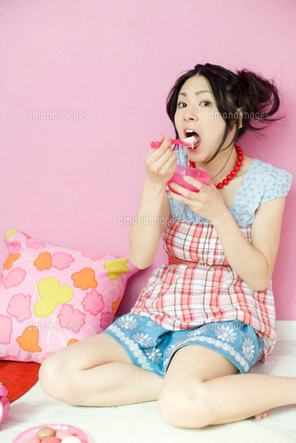スイーツを食べる女性 の写真素材 イラスト素材 アマナイメージズ
