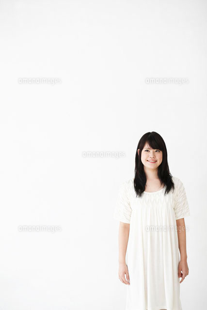 白い服を着た代女性ポートレート の写真素材 イラスト素材 アマナイメージズ 白い服を着た代女性ポートレート の写真素材 イラスト素材 アマナイメージズ