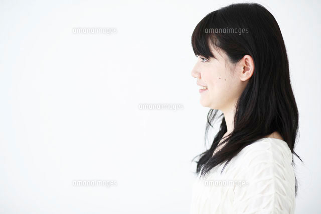 20代女性の横顔[11032006518]の写真・イラスト素材｜アマナ