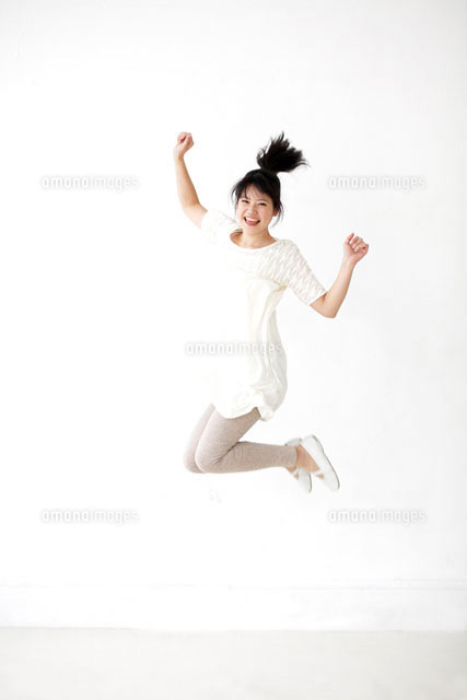 ジャンプをする代女性 の写真素材 イラスト素材 アマナイメージズ