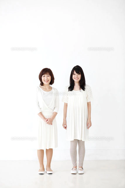 白い服を着た女の子　2体 白い服を着た20代女性ポートレート[11032006514]の写真・イラスト素材