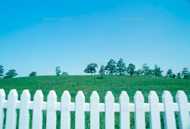 白いフェンスと高原 の写真素材 イラスト素材 アマナイメージズ