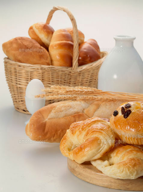 パンとバスケットと麦の穂 の写真素材 イラスト素材 アマナイメージズ