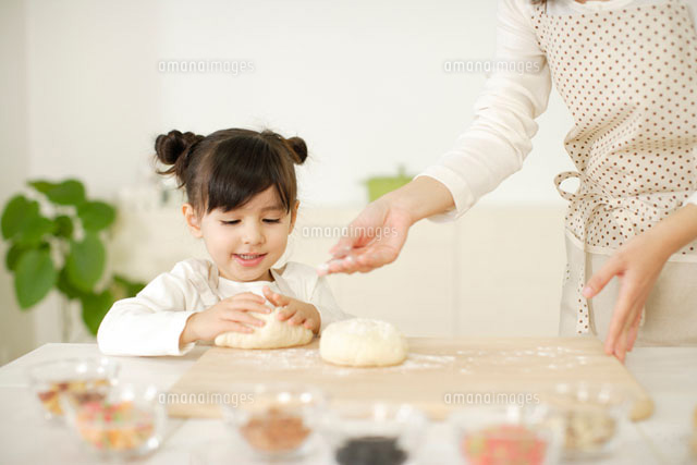 お菓子作りをする女の子とお母さん の写真素材 イラスト素材 アマナイメージズ