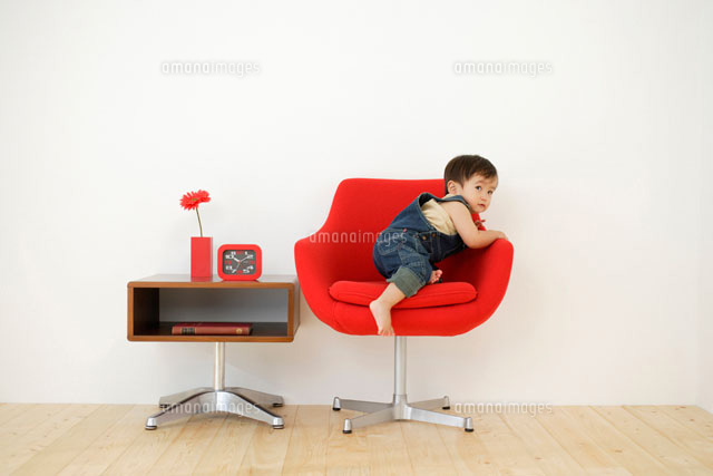 椅子によじ登る子供 の写真素材 イラスト素材 アマナイメージズ