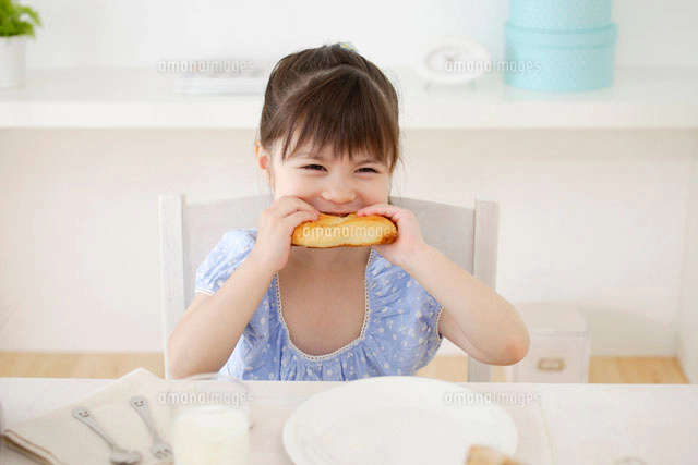パンを食べる男の子[11038002731]の写真・イラスト素材｜アマナイメージズ