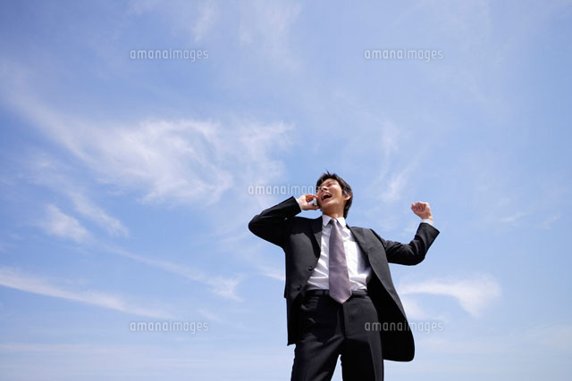 ガッツポーズをするスーツ姿の男性 の写真素材 イラスト素材 アマナイメージズ