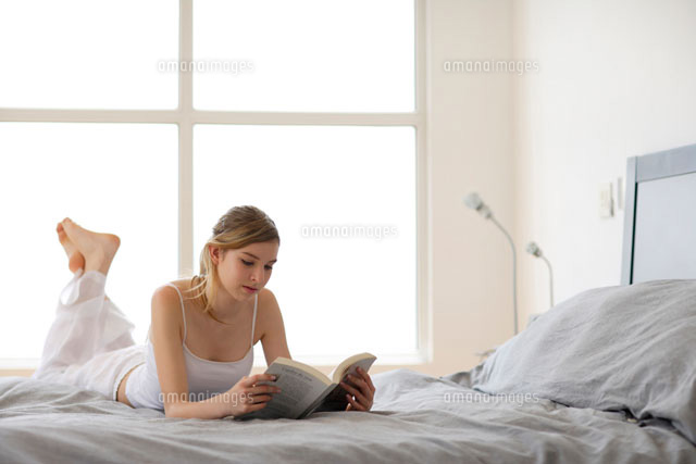 ベッドの上で読書をする外国人女性 の写真素材 イラスト素材 アマナイメージズ ベッドの上で読書をする外国人女性 の写真素材 イラスト素材 アマナイメージズ