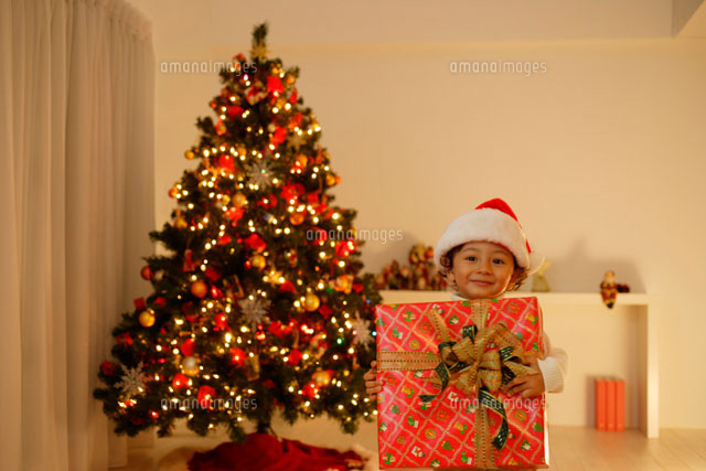 クリスマスプレゼントを持った男の子 の写真素材 イラスト素材 アマナイメージズ クリスマスプレゼントを持った男の子 の写真素材 イラスト素材 アマナイメージズ