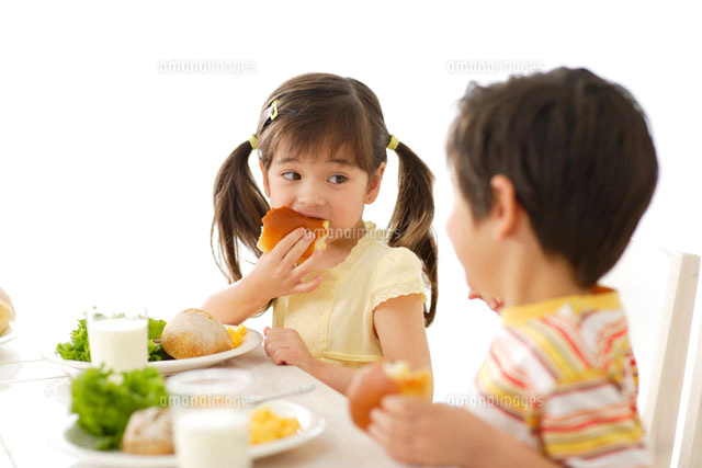 パンを食べる女の子[11038002729]の写真・イラスト素材｜アマナイメージズ