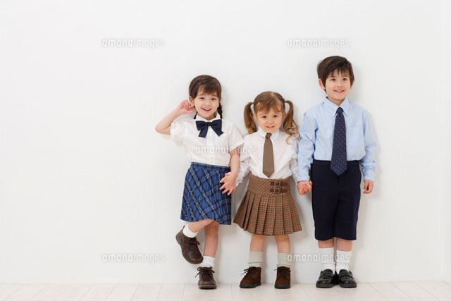 手をつないで立つハーフの子供たち の写真素材 イラスト素材 アマナイメージズ
