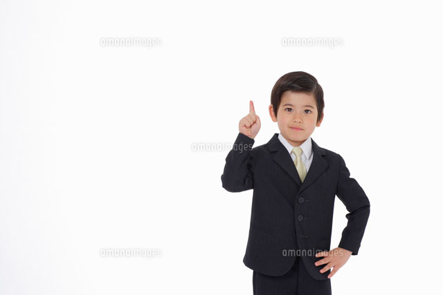人差し指を立てるスーツ姿の男の子 の写真素材 イラスト素材 アマナイメージズ