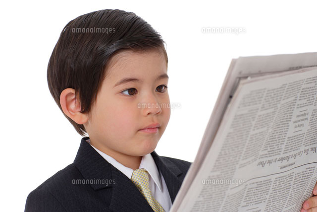 英字新聞を読むスーツ姿の男の子 の写真素材 イラスト素材 アマナイメージズ