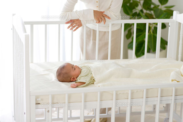 ベビーベッドで眠る赤ちゃん の写真素材 イラスト素材 アマナイメージズ