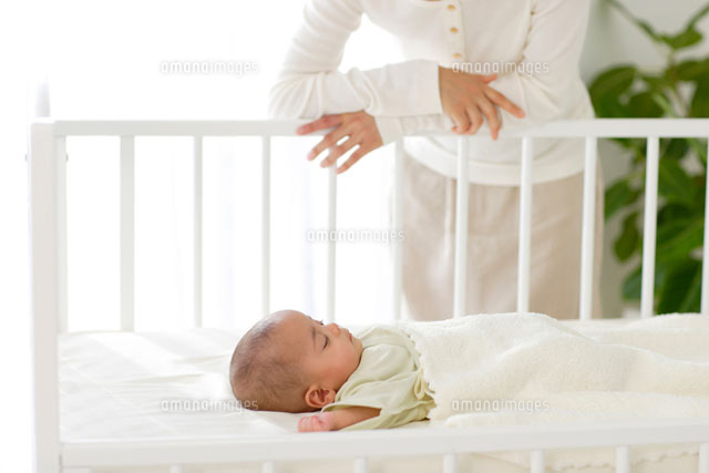 ベビーベッドで眠る赤ちゃん の写真素材 イラスト素材 アマナイメージズ ベビーベッドで眠る赤ちゃん の写真素材 イラスト素材 アマナイメージズ