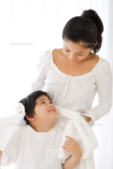 タオルで髪をふくお母さんと男の子 の写真素材 イラスト素材 アマナイメージズ