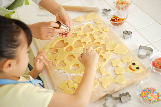 ママと女の子の愛情クッキー作り の写真素材 イラスト素材 アマナイメージズ