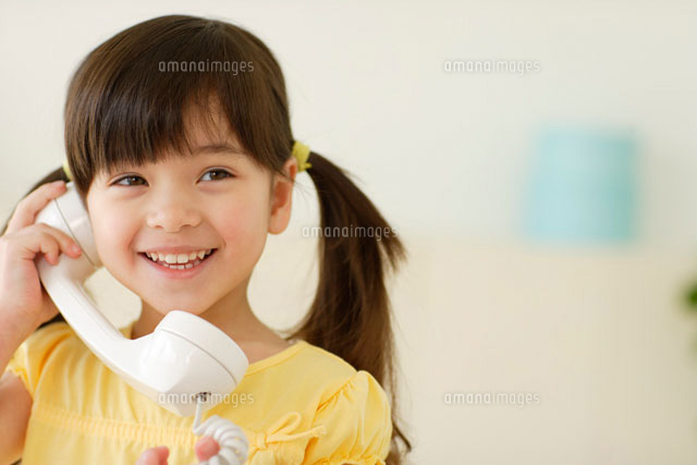 電話をかける女の子 の写真素材 イラスト素材 アマナイメージズ