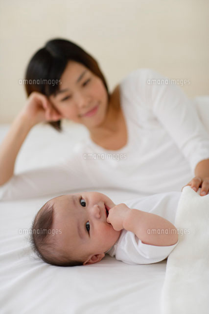 赤ちゃんに寄り添うママ の写真素材 イラスト素材 アマナイメージズ