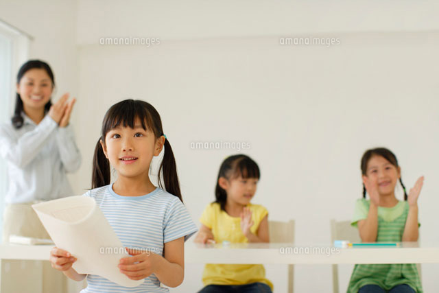 作文を読む女の子 の写真素材 イラスト素材 アマナイメージズ 作文を読む女の子 の写真素材 イラスト素材 アマナイメージズ