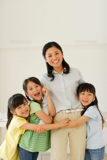 先生に抱きつく女の子たち の写真素材 イラスト素材 アマナイメージズ