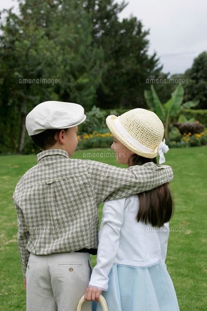 女の子の肩を抱く男の子の後姿 の写真素材 イラスト素材 アマナイメージズ 女の子の肩を抱く男の子の後姿 の写真素材 イラスト素材 アマナイメージズ