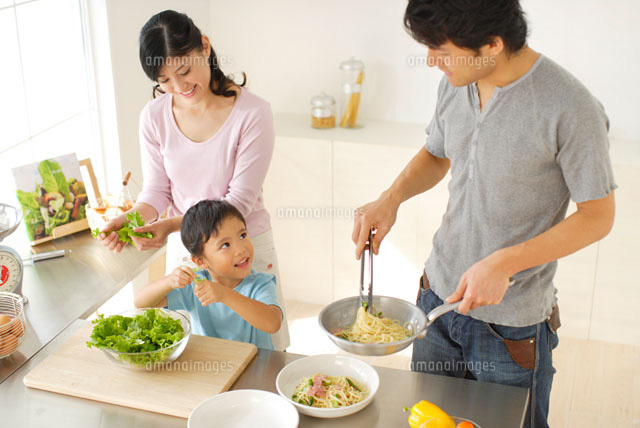 料理をするパパとママを手伝う男の子 の写真素材 イラスト素材 アマナイメージズ