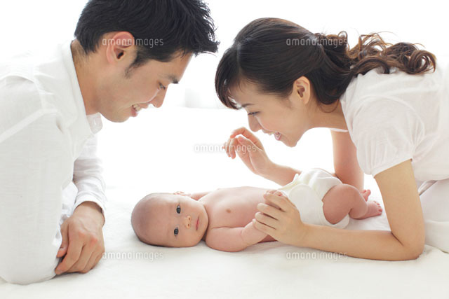 新生児と新米パパとママのスキンシップ の写真素材 イラスト素材 アマナイメージズ