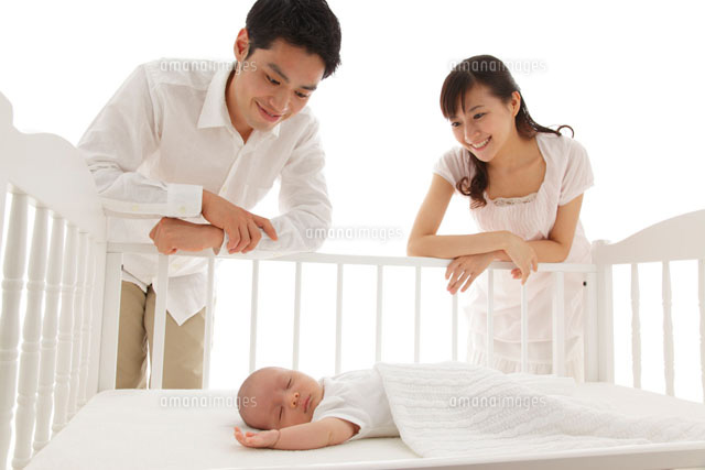 ベビーベッドで眠る新生児を見守るパパとママ の写真素材 イラスト素材 アマナイメージズ ベビーベッドで眠る新生児を見守るパパとママ の写真素材 イラスト素材 アマナイメージズ