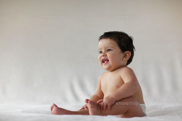 座る裸の赤ちゃん の写真素材 イラスト素材 アマナイメージズ