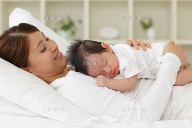 ママの胸の上で眠る新生児 の写真素材 イラスト素材 アマナイメージズ