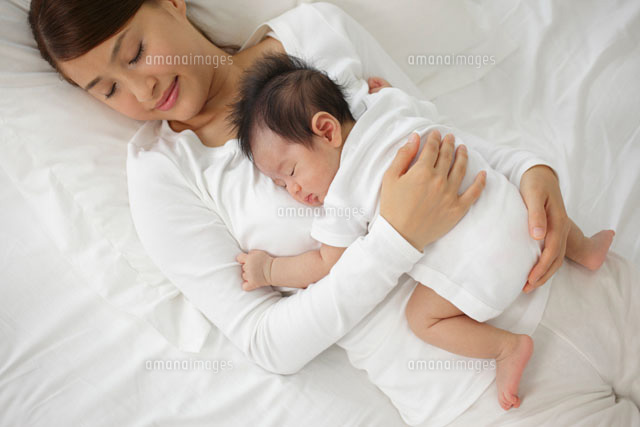 ママの胸の上で眠る新生児 の写真素材 イラスト素材 アマナイメージズ