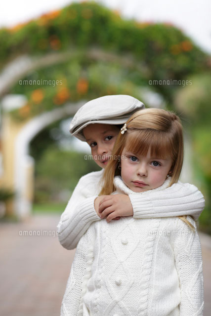 外国人の男の子と女の子のカップル の写真素材 イラスト素材 アマナイメージズ