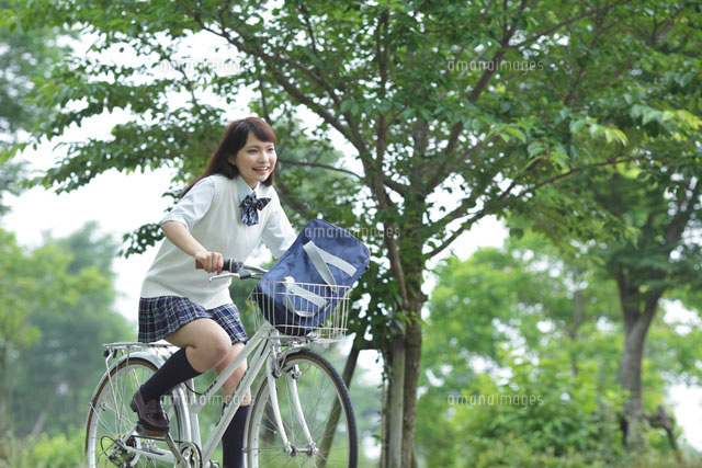 新緑の中で自転車に乗る女子高生 の写真素材 イラスト素材 アマナイメージズ 新緑の中で自転車に乗る女子高生 の写真素材 イラスト素材 アマナイメージズ