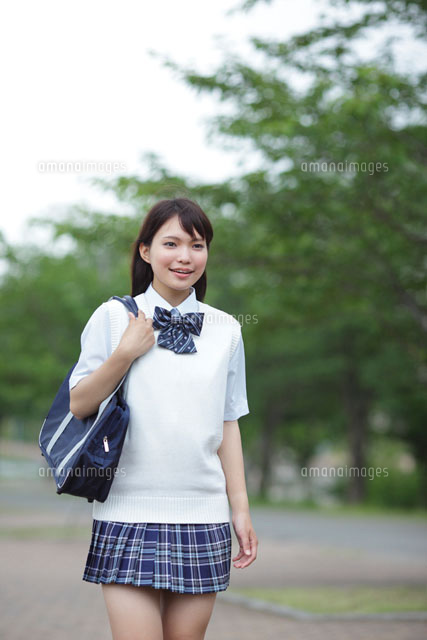 新緑の中を歩く女子高生 の写真素材 イラスト素材 アマナイメージズ