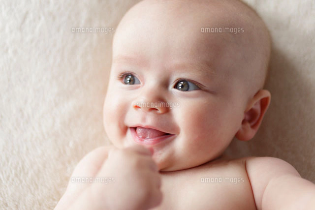 フラダンスの衣装を着て海岸に立っているハーフの男の子 の写真素材 イラスト素材 アマナイメージズ